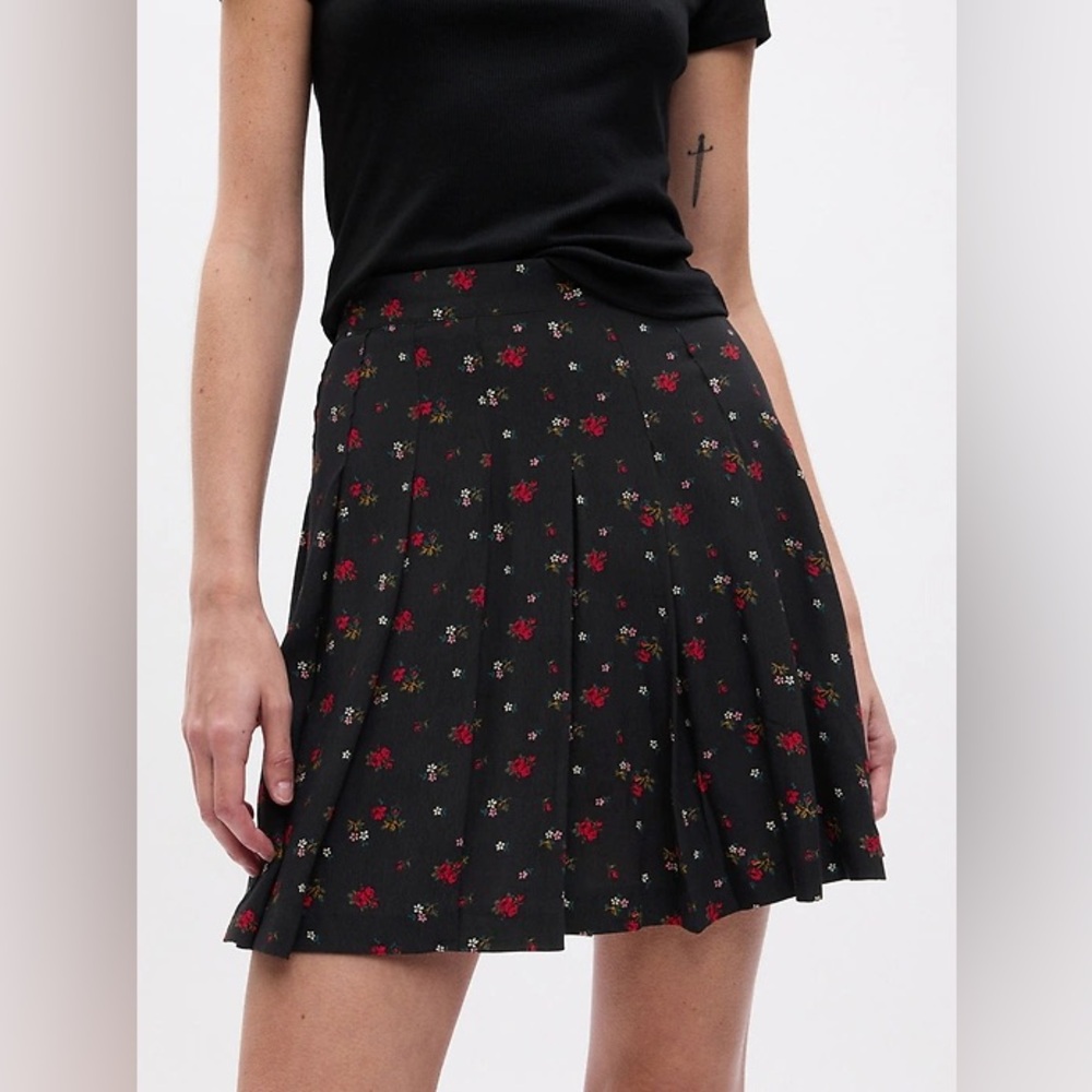 GAP Black Mini Skirt with Red Floral Pattern 6 TALL